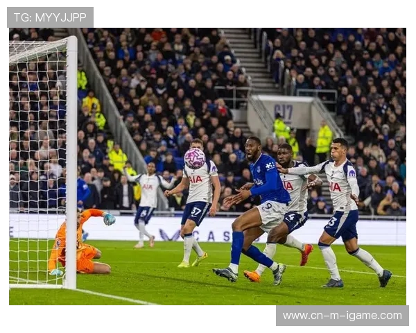 阿森纳迎战曼联全力争胜，双方激战一触即发角逐英超前四名